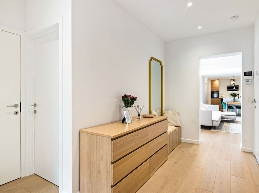 Ligging: Het appartement ligt gelegen op een korte afstand van winkels, supermarkten, scholen en openbaar vervoer. Dankzij de vlotte verbinding met be