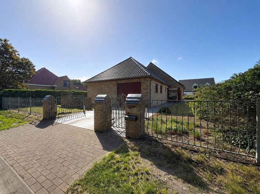 Deze alleenstaande villa bevindt zich op een rustige en residentiële ligging in Oostduinkerke-Dorp.<br />
De woning omvat een inkomhal met gastentoile