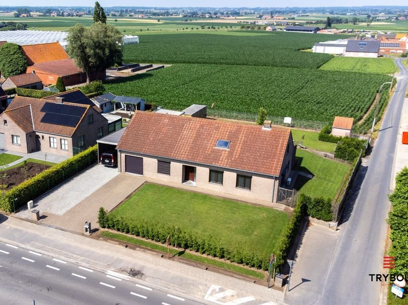In Klerken vindt u deze instapklare woning die tussen 2021 en 2024 met zorg en kwalitatieve materialen volledig werd gerenoveerd. Dankzij het royale p