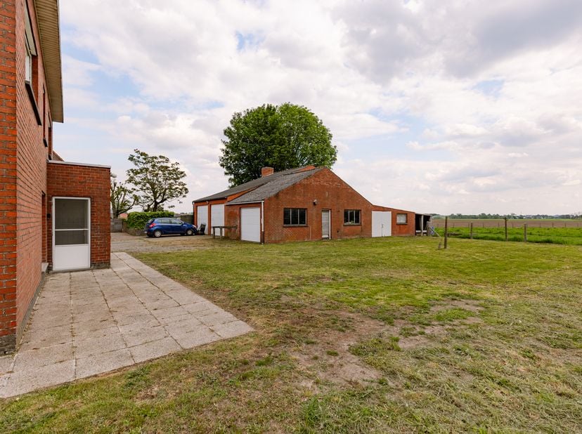 Frans<br />
Charmante maison spacieuse avec terrain à bâtir et prairie – Leenstraat 7 TORHOUT – superficie totale de 3.680 m²<br />
La propriété est s