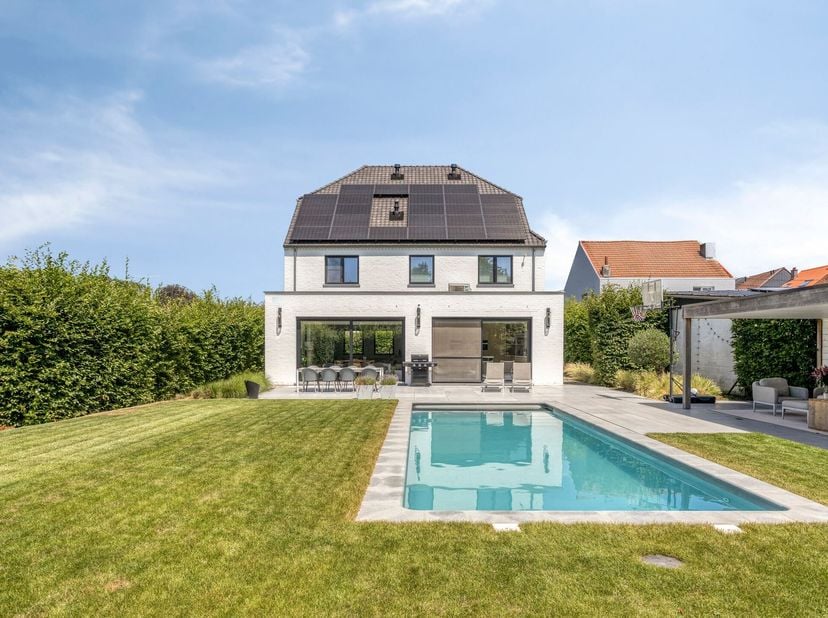 Superbe villa nouvelle construction et exclusive (2019) aux finitions haut de gamme, située au calme dans une impasse sur un magnifique terrain d'envi