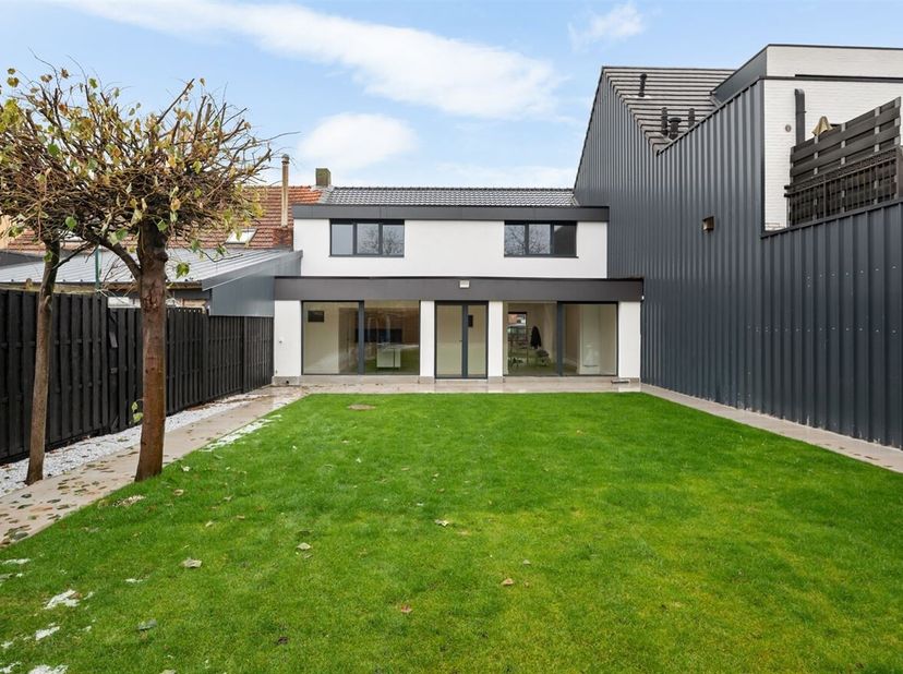 Gerenoveerde woning met 3 slaapkamers, 2 badkamers op 295m²<br />
Ligging:<br />
De woning geniet van een gunstige en vlot bereikbare ligging. Dankzij