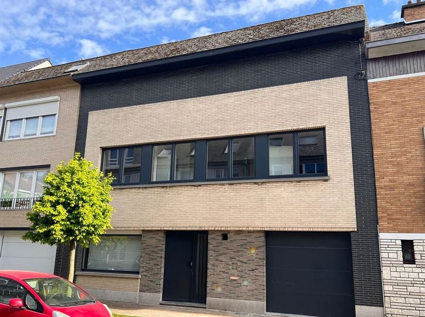 Cette robuste maison de ville est située dans une rue agréable, à distance de marche du centre-ville. La propriété dispose d'un agencement très pratiq