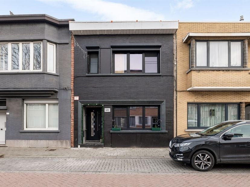 In de Eeuwfeestlaan te Lier bevindt zich deze volledig gerenoveerde woning (2022), gelegen op een uitstekende locatie met alle nodige voorzieningen bi