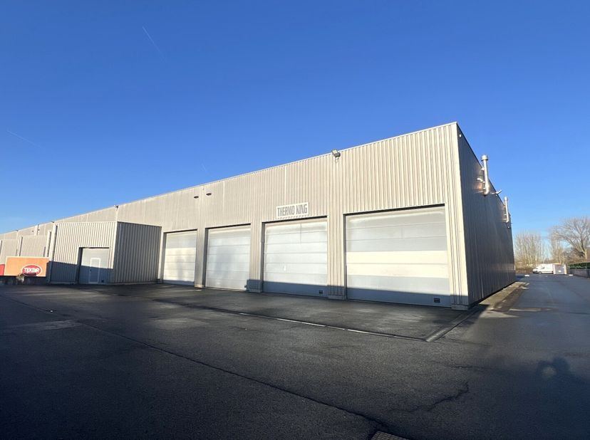 650m² d'entrepôt<br />
Emplacement : à proximité de la sortie R4 et N9 ; facilement accessible en transport en commun<br />
Spécifications de l'entrep