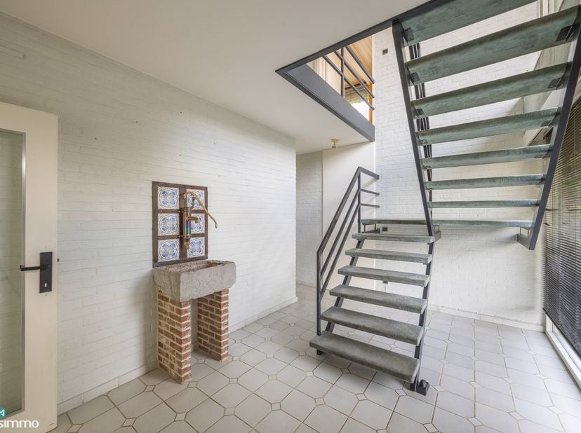 VERRASSEND RUIME, VRIJSTAANDE WONING MET MULTIFUNCTIONELE RUIMTE (TANDARTSPRAKTIJK), DUBBELE GARAGE EN RUIME ZUIDWEST-GEORIENTEERDE TUIN IN VAL-MEER<b
