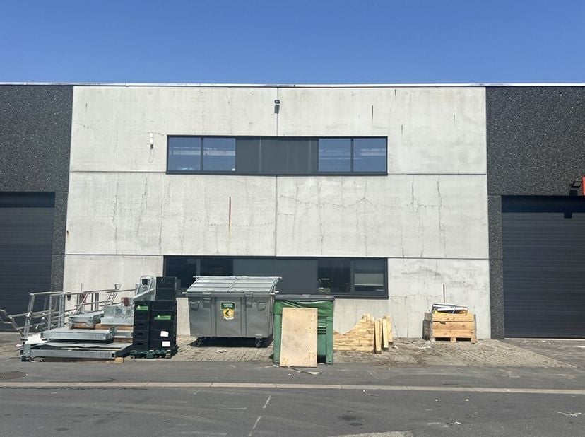Entrepôt de 888m² (unité 4 + unité 5) pour stockage/production avec bureau pour les magasiniers<br />
Emplacement : à la sortie R4 et E40 (Flanders Ex