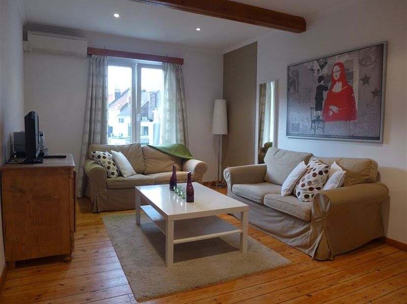 Beschrijving: Gemeubileerd appartement op de 2e verdieping van een oud herenhuis in de zeer gewilde wijk Kastelein en dicht bij winkels en openbaar ve