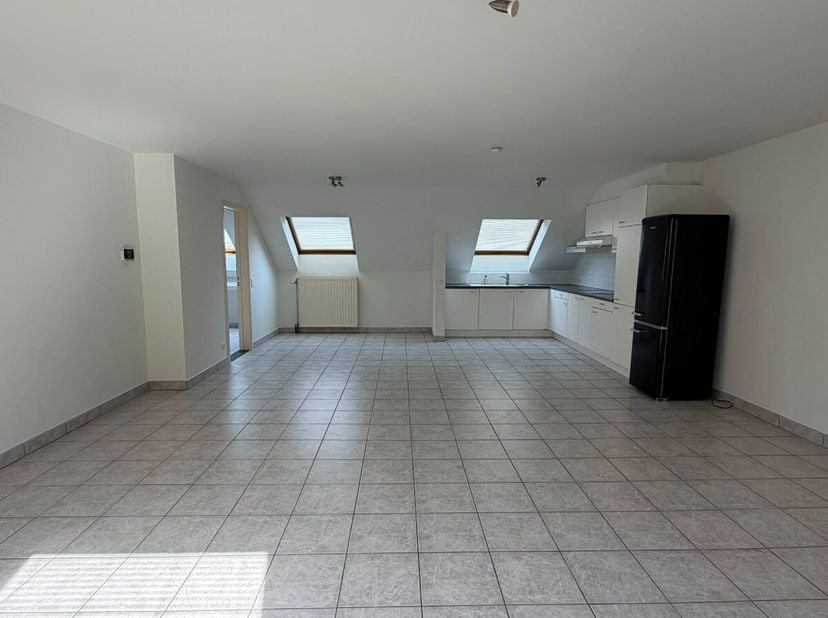 Dakappartement met 1 slaapkamer in Herk-de-Stad. Dit appartement heeft een bewoonbare opp. van 74m² en is ingedeeld als volgt:Tweede verdieping: inkom