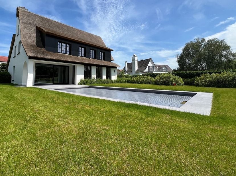 Ruime en alleenstaande villa in renovatie, uiterst rustig en mooi gelegen nabij de Kalfsmolen, in een doodlopende straat.<br />
<br />
Indeling:<br />
