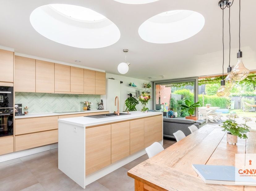 In een rustige straat in Mariakerke bevindt zich deze volledig gerenoveerde woning, waar hedendaags wooncomfort en een uitstekende ligging hand in han