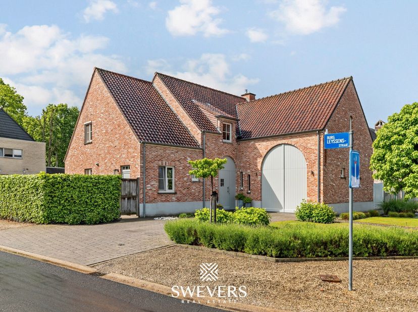 Voor meer info en fotos, surf naar www.swevers.be  In een rustige, residentiële<br />
buurt van Koersel vind je deze instapklare landelijke woning met