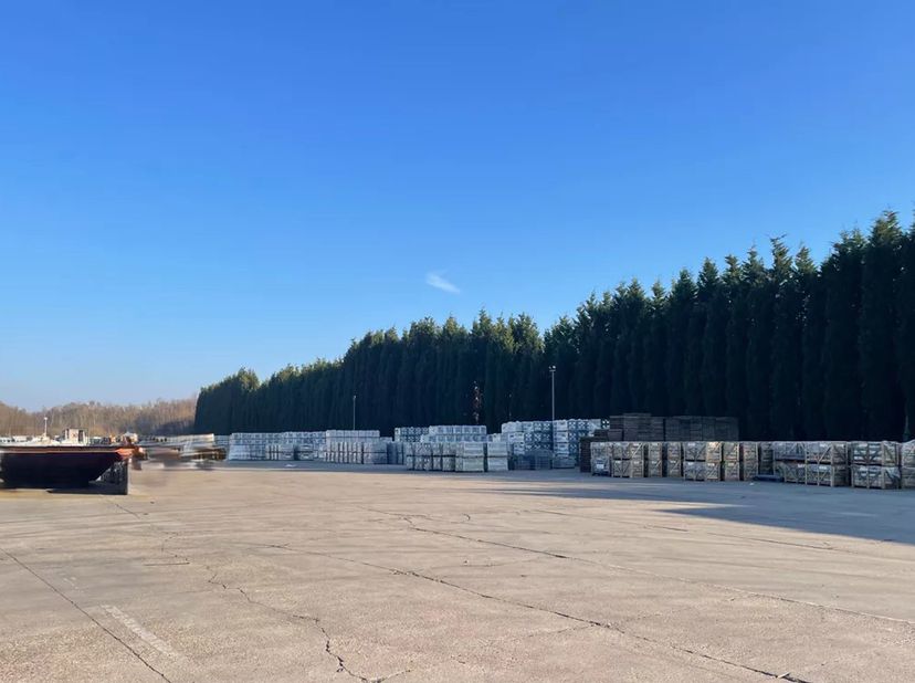 Verharde site / opslagplaats te huur in Rumst van 30.000m² , kan opgedeeld worden vanaf 5.000m² .<br />
Strategisch gelegen tussen de E19 en A12, dich