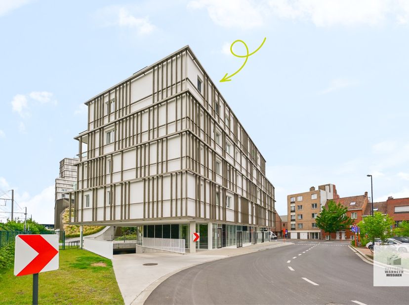 In het stijlvolle woonproject Roelevard, gelegen in het hart van Roeselare, bieden wij dit recent en hoogwaardig afgewerkte 2 slaapkamer appartement a