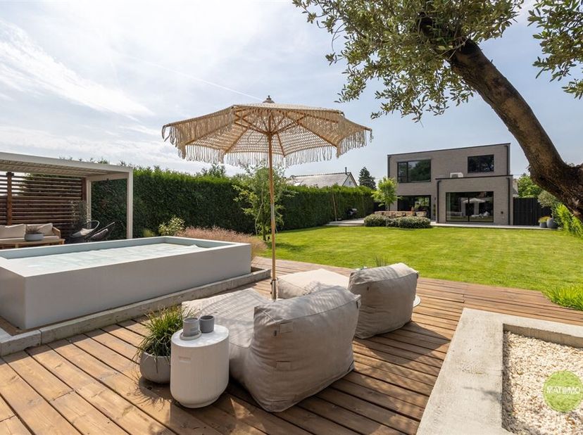 Bienvenue dans cette maison moderne et élégante à Balen, une maison de rêve pour les familles à la recherche de confort et d'élégance. Cette propriété