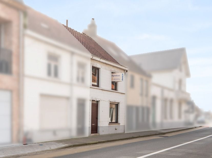 Deze te renoveren woning in Gistel vormt een unieke opportuniteit voor wie op zoek is naar een project met karakter en toekomstmogelijkheden. Gelegen