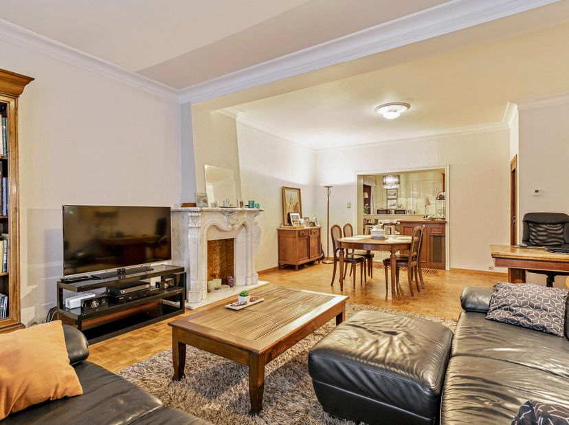 In de dorpskern van Neeroeteren gelegen halfvrijstaande woning met 2 slaapkamers. Deze woning met bouwjaar 1947 is voorzien van centrale verwarming op