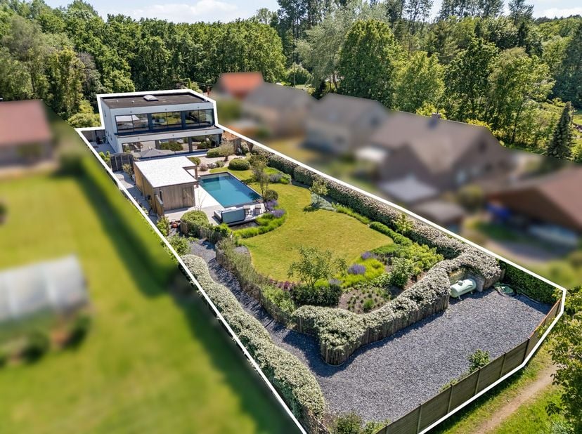 Wie wilt er niet wonen in een oase van rust, licht en architecturale perfectie ?  Op een discreet, achterin gelegen perceel, in het groene hart van he