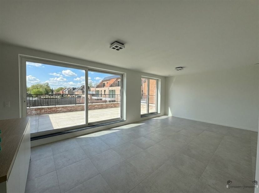 Luxueux appartement de construction récente (2025) dans un emplacement central, à quelques pas des magasins, des écoles et des transports publics. L'a