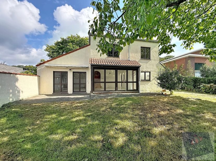 Bent u op zoek naar een ruime open bebouwing met een praktische indeling, voldoende parkeergelegenheid en een aangename tuin? Dan is deze woning aan d