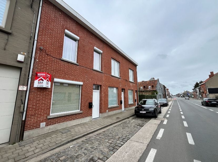 Menen - Ruime, volledig vernieuwde woning met uitweg te koop.Bestaande uit:Inkom met toilet, woonkamer met open keuken, berging1ste verdieping: badkam