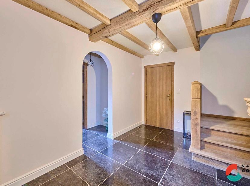 Ben je op zoek naar een hedendaagse en comfortabele gezinswoning prachtig in het groen? Dan is deze woning op een perceel van 18are 24ca precies wat j