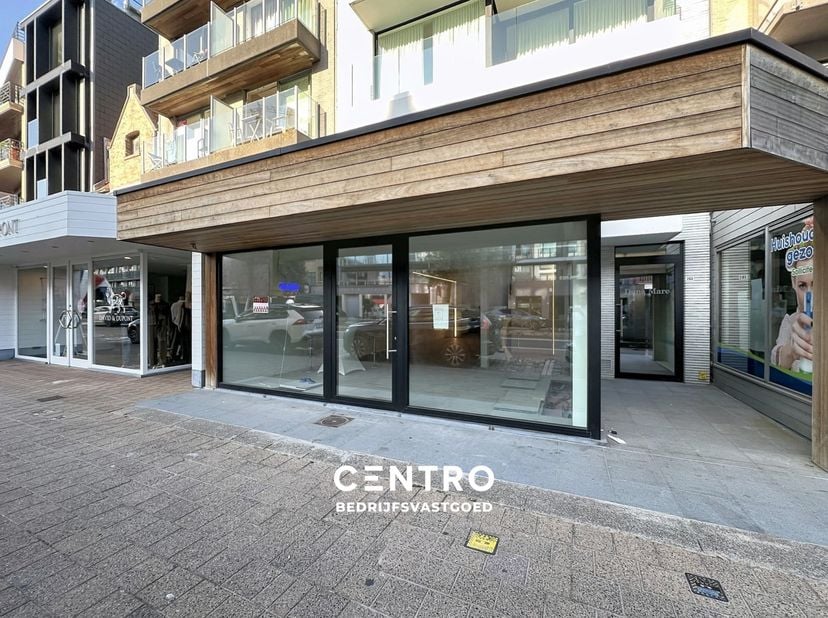 OPPERVLAKTEN:<br />
Constructie - bewoonbare oppervlakten<br />
Handelsgelijkvloers: ± 100 m²<br />
Kelderberging: ± 30m²<br />
<br />
INDELING:<br />