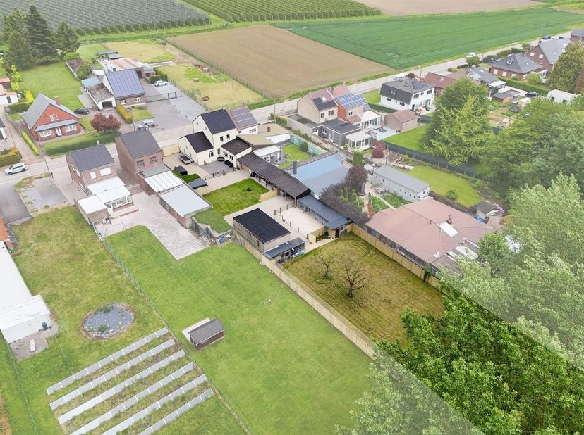 Ruime gezinswoning (+/-250m²) met 5 slaapkamers op prachtig perceel van 15a58ca<br />
<br />
Omgeving:<br />
+ Gelegen in een groene omgeving nabij