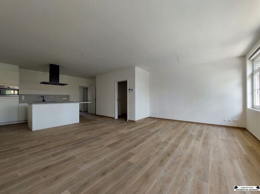 Stijlvol afgewerkt appartement met twee slpks, twee auto-staanplaatsen en terras in het centrum van Gooreind (ca.100m²)<br />
Residentie Kuypershoek<b