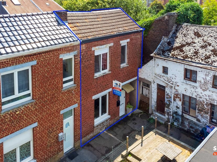 L'agence SKYIMMO est ravie de vous présenter cette charmante maison, idéalement située a SAINT - NICOLAS , offrant la proximité avec les commerces, tr