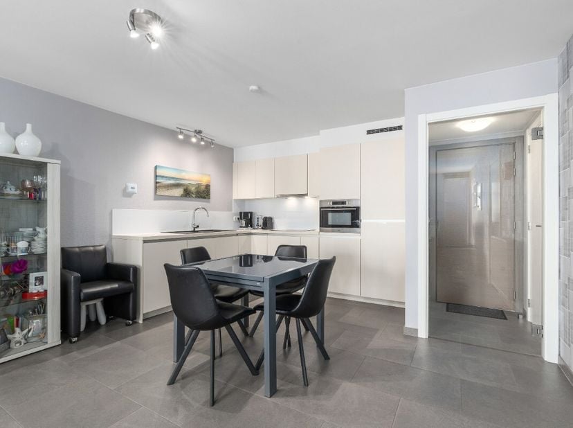 À vendre : appartement moderne au cur dOstende, à quelques pas de la Zeedijk et du Visserskaai. Cet appartement fermé, construit en 2014, se situe dan