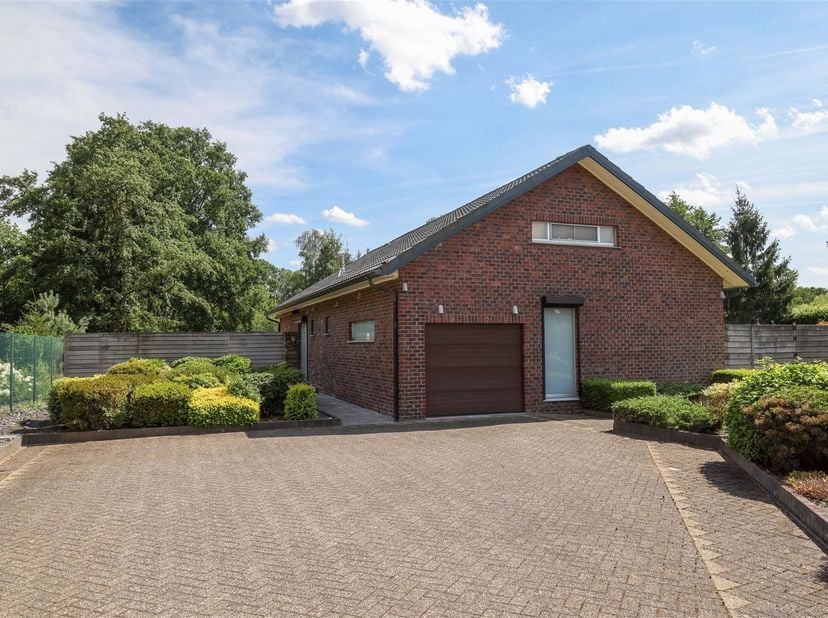 Prachtig gelegen open bebouwing met 3 slaapkamers op een perceel van 29a 06ca in groene woonomgeving<br />
<br />
Omgeving:<br />
+ Residentieel en