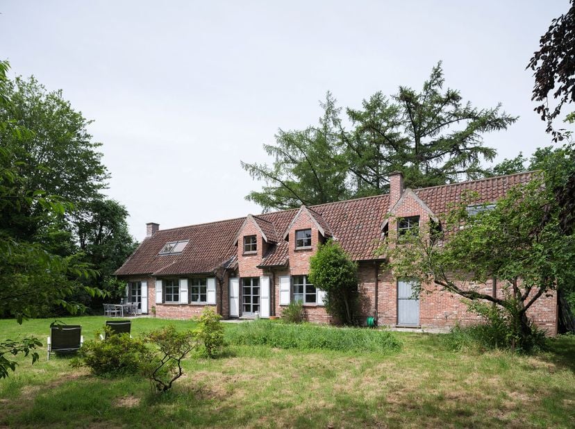 Bezoekdag op zaterdag 20 juni 2026.<br />
Bezoek op afspraak via verkoop@vanvas.be - tel. 0479/795 796<br />
<br />
Deze charmante gezinswoning is uit