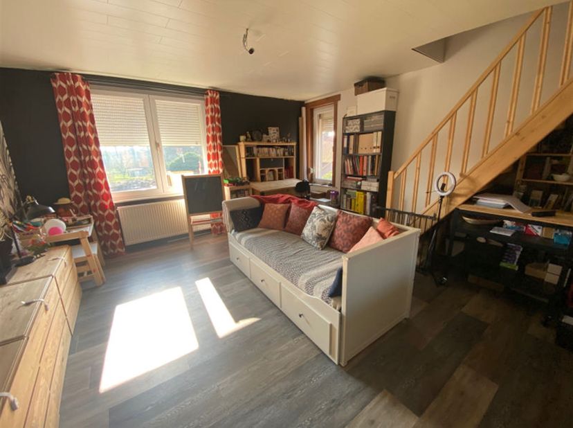 Mooie woning met 3 verdiepingen, zonder buitenruimte, gelegen in het hart van het dorp Basècles.<br />
<br />
De woning heeft een bewoonbare oppervl