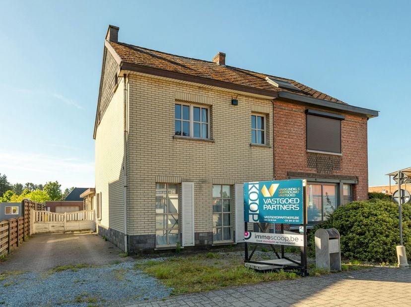 Gezinswoning met ruime tuin en garage in het geliefde Mol-Rauw<br />
Op zoek naar een woning die u volledig naar eigen smaak kunt inrichten? Deze char
