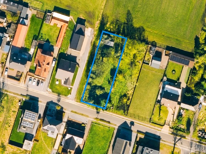Ontdek dit uitzonderlijk mooi gelegen bouwperceel van 990 m², perfect gepositioneerd in een rustige, groene woonomgeving. <br />
De eerste ±50 meter
