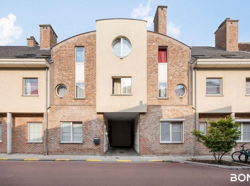 Onmiddellijk beschikbaar.<br />
Dit ruime duplexappartement van 114 m² bevindt zich in het centrum van Heverlee, op wandelafstand van Leuven en in de