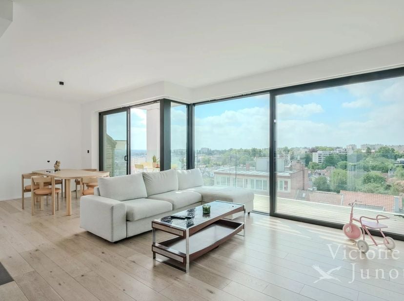 Exclusief te ontdekken bij Victoire-Junot, in de gegeerde Coghenwijk, dit hedendaagse penthouse van ± 130 m² bruto-oppervlakte, recent gebouwd binnen