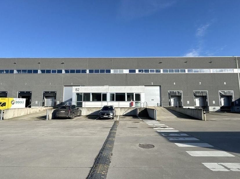 Deze bedrijvensite is gelegen in de Eigenlostraat in Sint-Niklaas, in het Industriepark-Noord. De locatie geniet van een uitstekende bereikbaarheid da