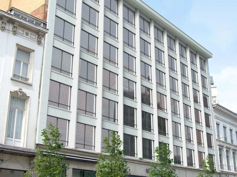 Dit moderne en lichtrijke appartement met één slaapkamer is gelegen op de 4de verdieping van een verzorgd en tijdloos gebouw in de populaire Huidevett