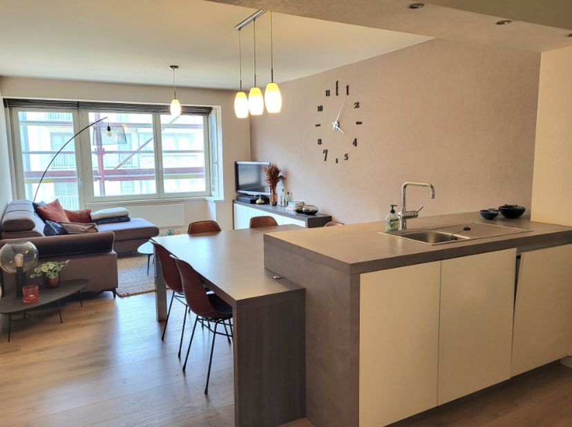 Mooi en hedendaags gerenoveerd 2-slaapkamer appartement te koop.<br />
Dit instapklaar appartement is centraal gelegen in Oostduinkerke-Bad vlakbij he