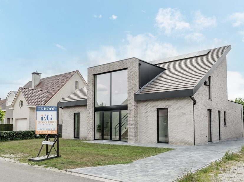 In de rustige Boldriesstraat te Lommel presenteren wij u deze uitzonderlijke moderne villa, waar architectuur, ruimte en licht perfect samenkomen.<br