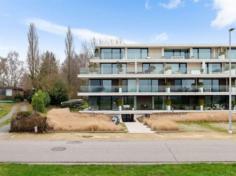 Journée portes ouvertes le samedi 14 mars de 11h à 12h<br />
Ce bel appartement au rez-de-chaussée est situé dans la calme et agréable Lepelstraat à S