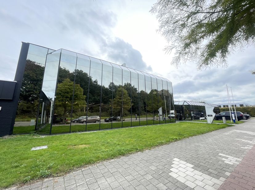 In de strategisch gelegen industriezone 'Terbekehof' te Wilrijk bieden wij een veelzijdig bedrijfsgebouw aan. Dit pand beschikt over ca. 3.340m² magaz