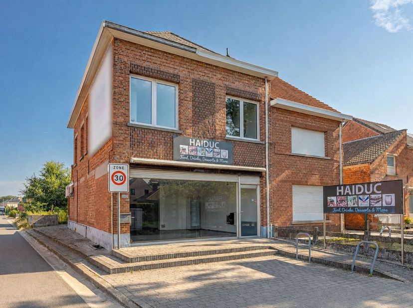 Deels gerenoveerde handelszaak met woonst, goed gelegen langs een gewestweg met een perfecte zichtlocatie. <br />
 <br />
Op de as Grobbendonk-Nijle