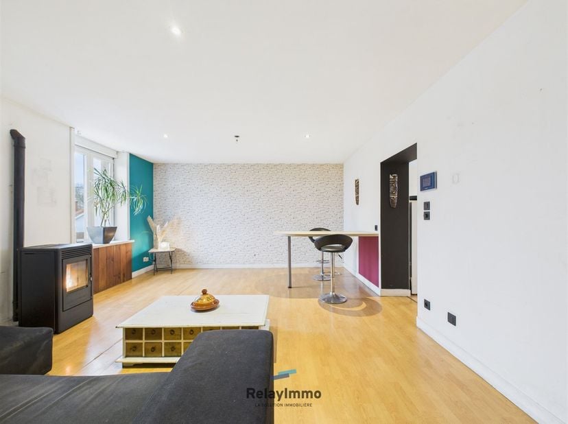 À découvrir : bel appartement très lumineux avec 2 chambres et un parking privatif. Idéal pour investisseur : renta 6%. Au 1er étage d’une copropriété