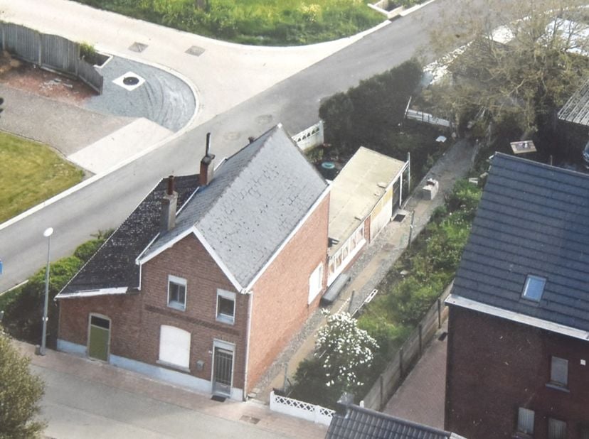 Te renoveren woning open bebouwing met aparte garage, zuidelijk gericht&amp;nbsp;tuintje, gegeerde ligging in centrum in klein zijstraatje van de Gust Van
