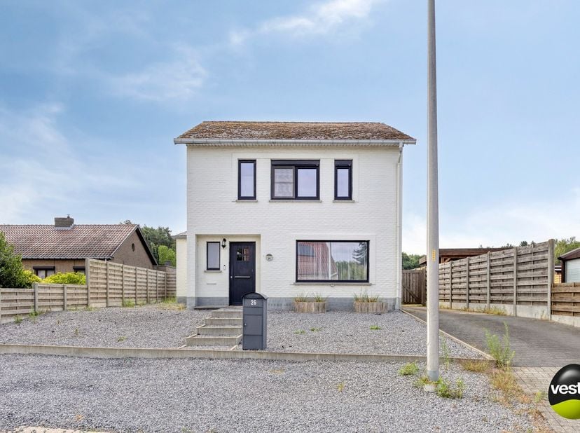 Aan de Oude Baan 26 in Tessenderlo-Ham bevindt zich deze verzorgde en gedeeltelijk gerenoveerde open bebouwing. De woning is gelegen op een ruim perce
