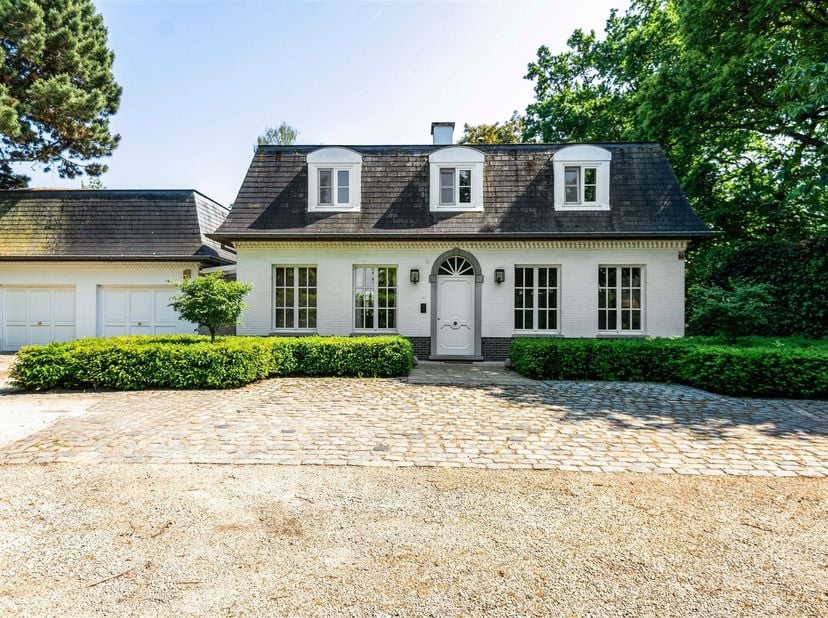 Magnifique villa française située sur un terrain de 12 482 m²