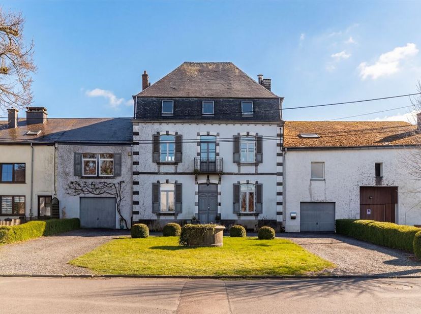 W Immobilière vous propose à Chiny, une SUPERBE DEMEURE DE CARACTERE, vous offrant du volume, du caractère et un cadre de vie exceptionnel. Ce bien es